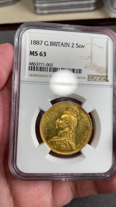 万国钱币拍卖第025期（槐月至·百币艳） NGC MS63 1887英国维多利亚高冠马剑2镑金币 1887大全套中的第二大面值，发行量91000枚，光度极佳，底板类镜面质感。英国金币的价格已经开始启动，刚刚结束的HA64+成交价6000美金。15.98g，917金。