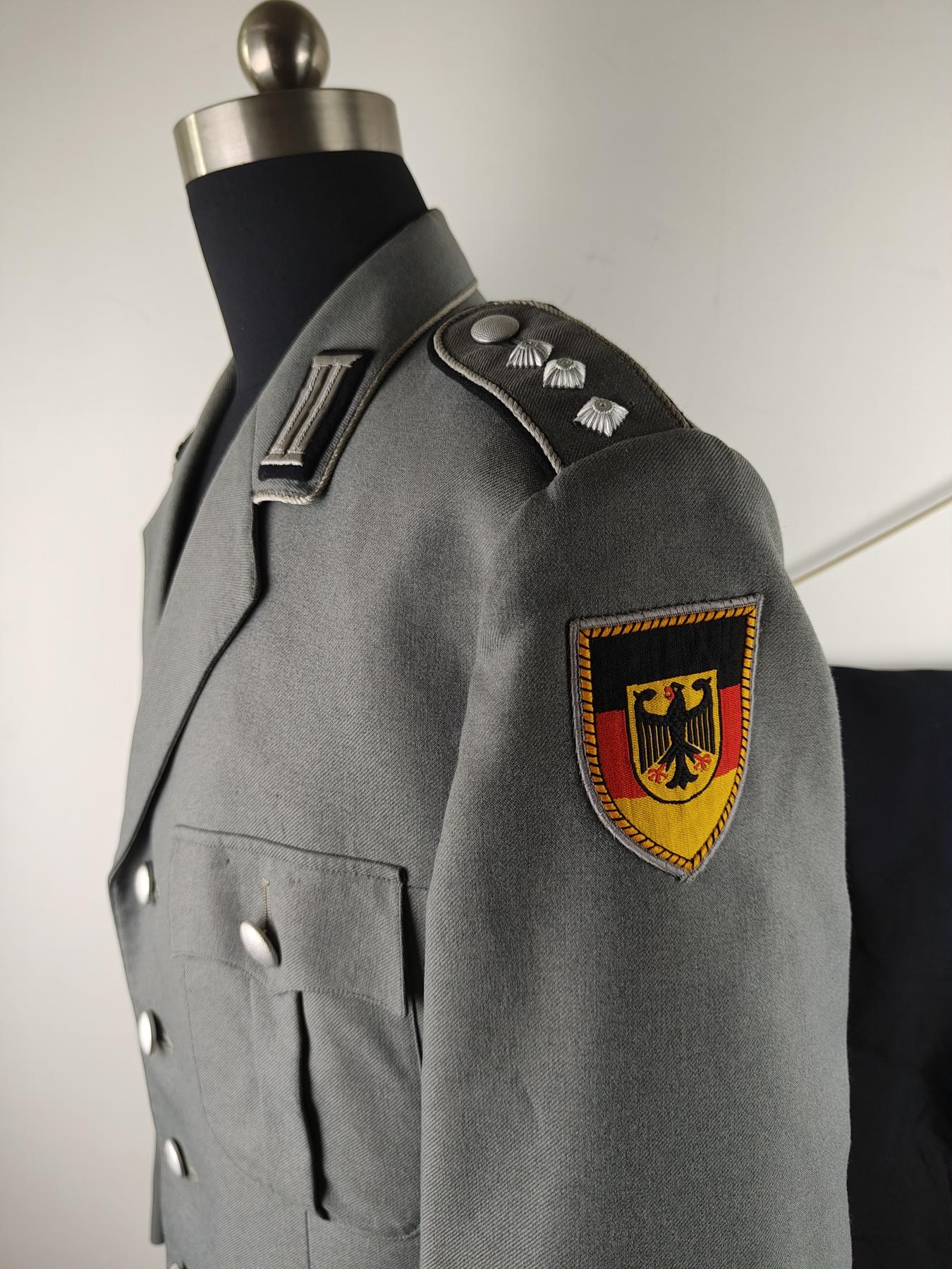 全场0元起拍 第155期 咸鱼国勋章拍卖专场 5月12日（周日）下午6：00开始 西德工兵上尉常服一套 胸围108 肩宽46 衣长82 袖长64 腰围76 裤长104