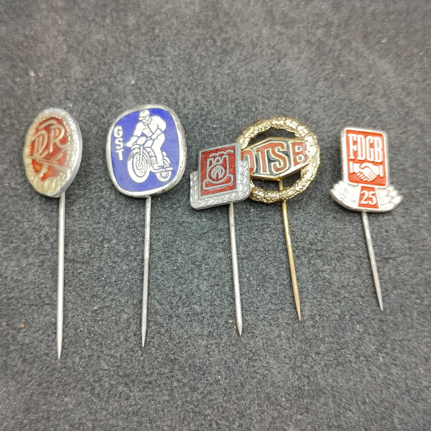 全场0元起拍 第155期 咸鱼国勋章拍卖专场 5月12日（周日）下午6：00开始 东德徽章五个