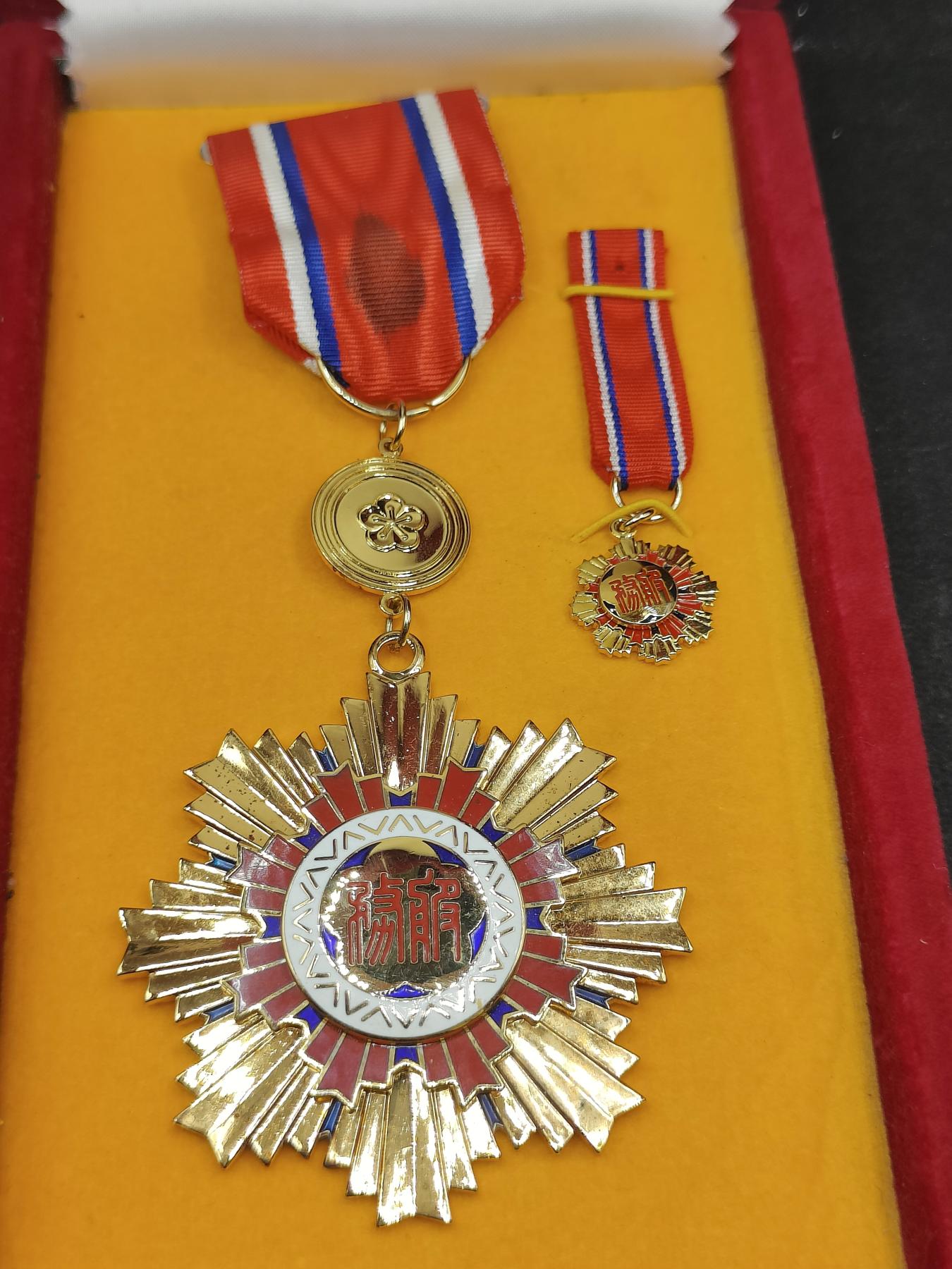 全场0元起拍 第155期 咸鱼国勋章拍卖专场 5月12日（周日）下午6：00开始 三等 警察 公务员服务奖章 带迷你章