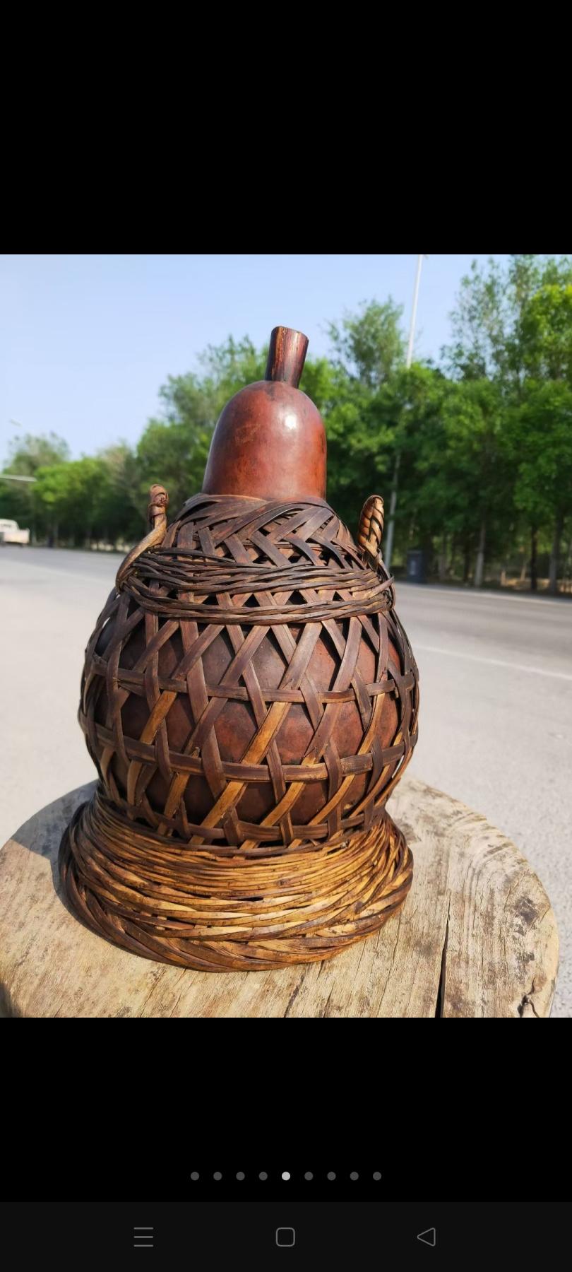 竹编提葫芦篓，整体细竹丝编制，编织底座包住葫芦的下半部分，使葫芦盛入酒后不宜洒出，同时也提升使用者对葫芦的喜爱，口沿边缘穿插编织花纹，提篮内部包浆光亮，使用痕迹深邃，包浆浑厚，保存完好，尺寸如图