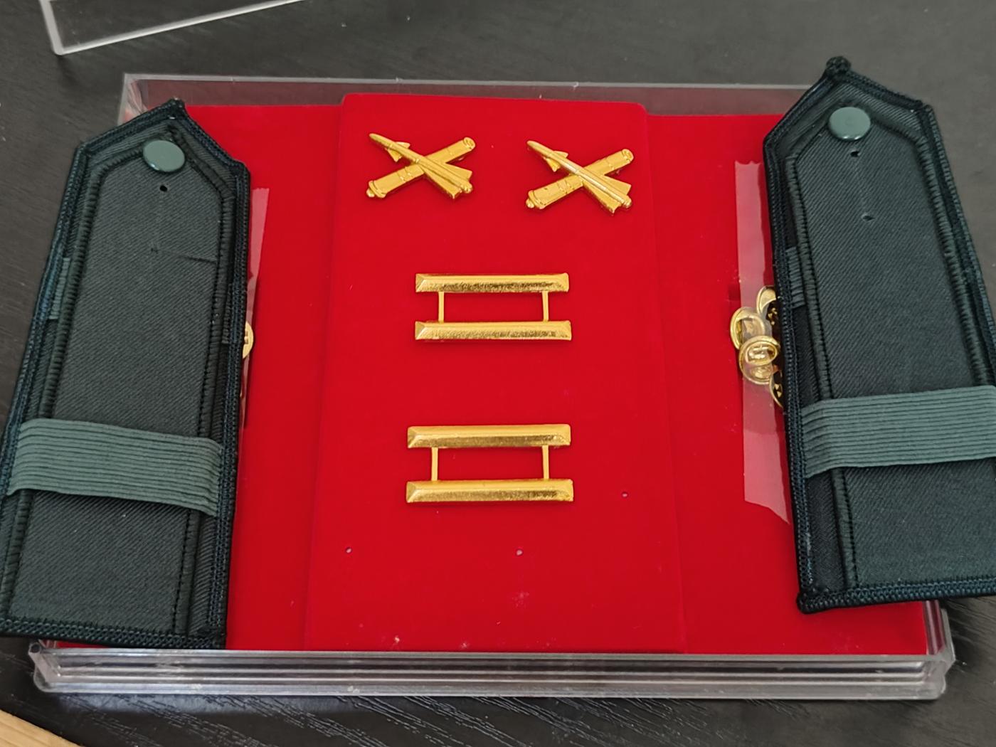 全场0元起拍 第155期 咸鱼国勋章拍卖专场 5月12日（周日）下午6：00开始 早期 炮兵中尉 荣升肩章领章礼盒全套