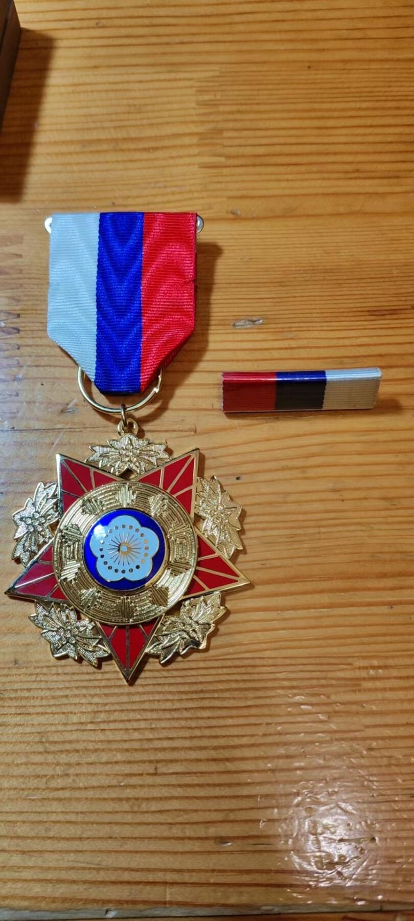 5.11章牌杂件拍卖 国民党甲种一等陆海空勋章 带略