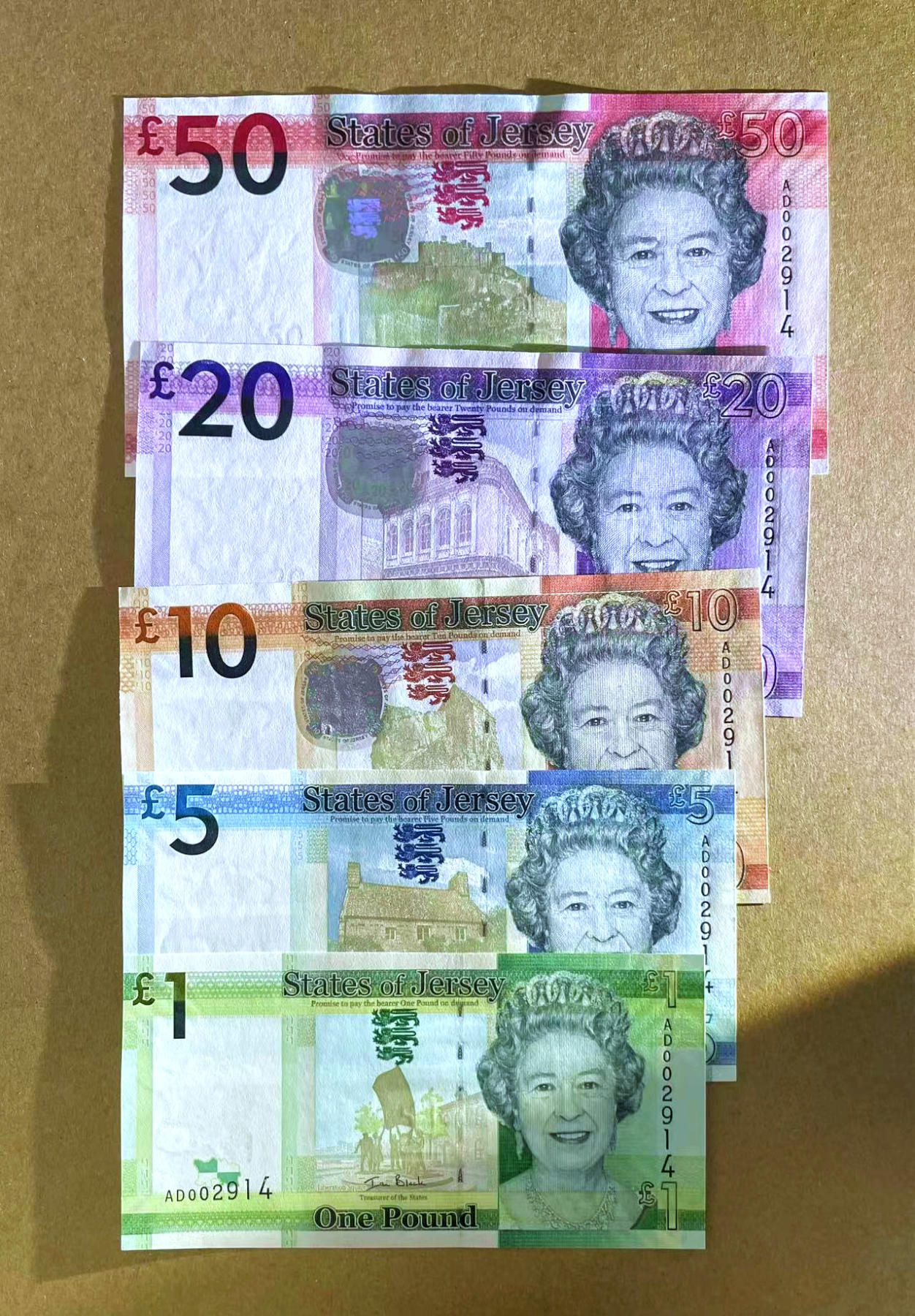 【Blue Auction】✨世界纸币精拍第473期【精】 【一组5张 首发全同2914小号】泽西 2010年1-50镑 女王 全新UNC