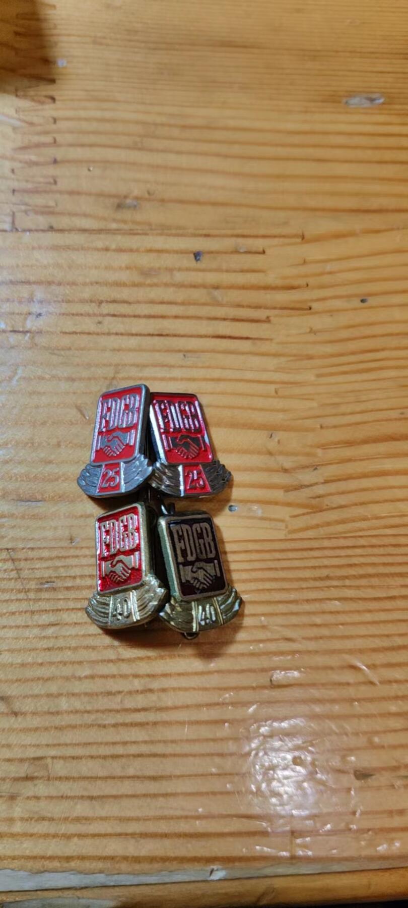 5.11章牌杂件拍卖 东德FDGB纪念章