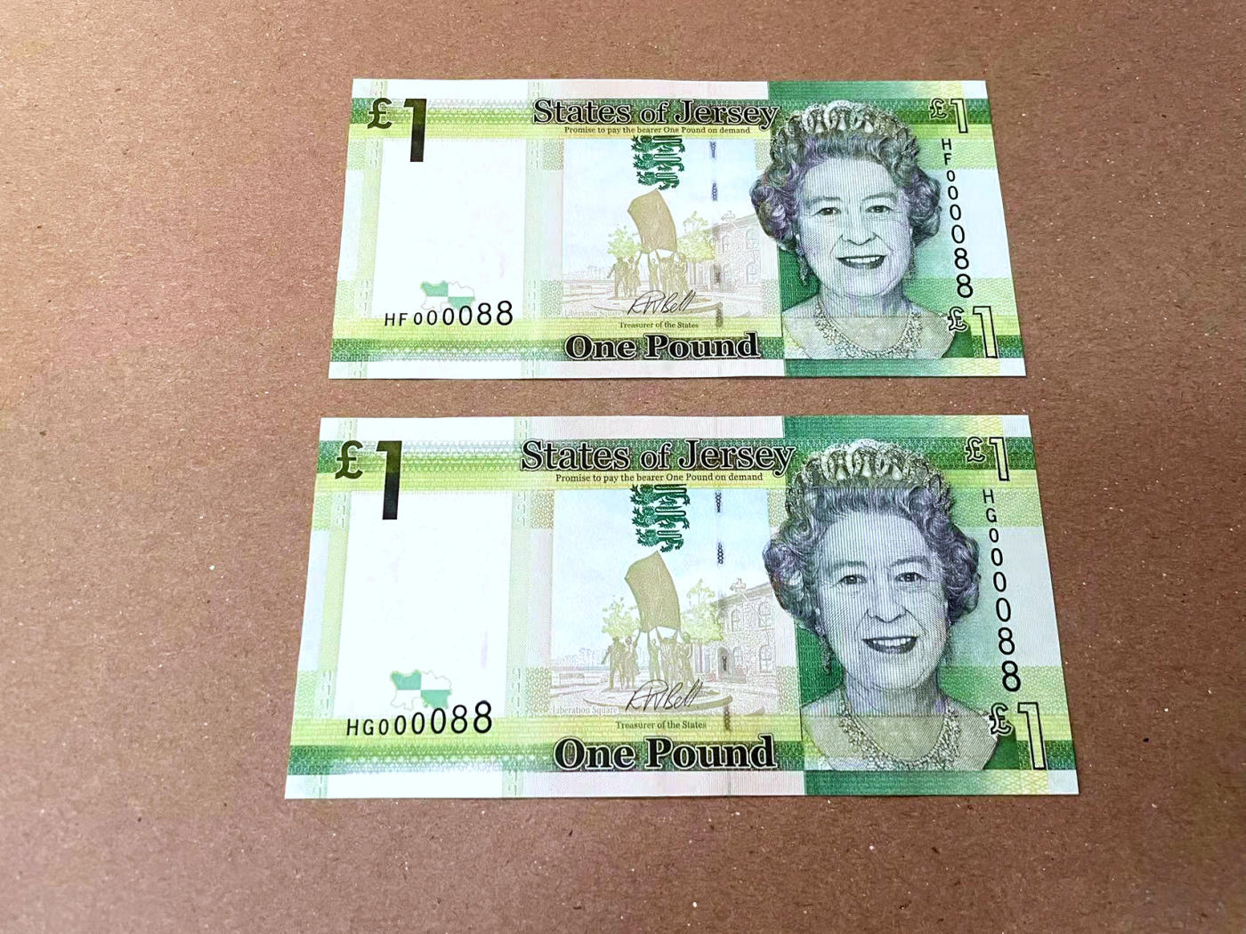 【Blue Auction】✨世界纸币精拍第473期【精】 【一组2张 88超小号 倒置号 少见】泽西 2010年1镑 女王 全新UNC