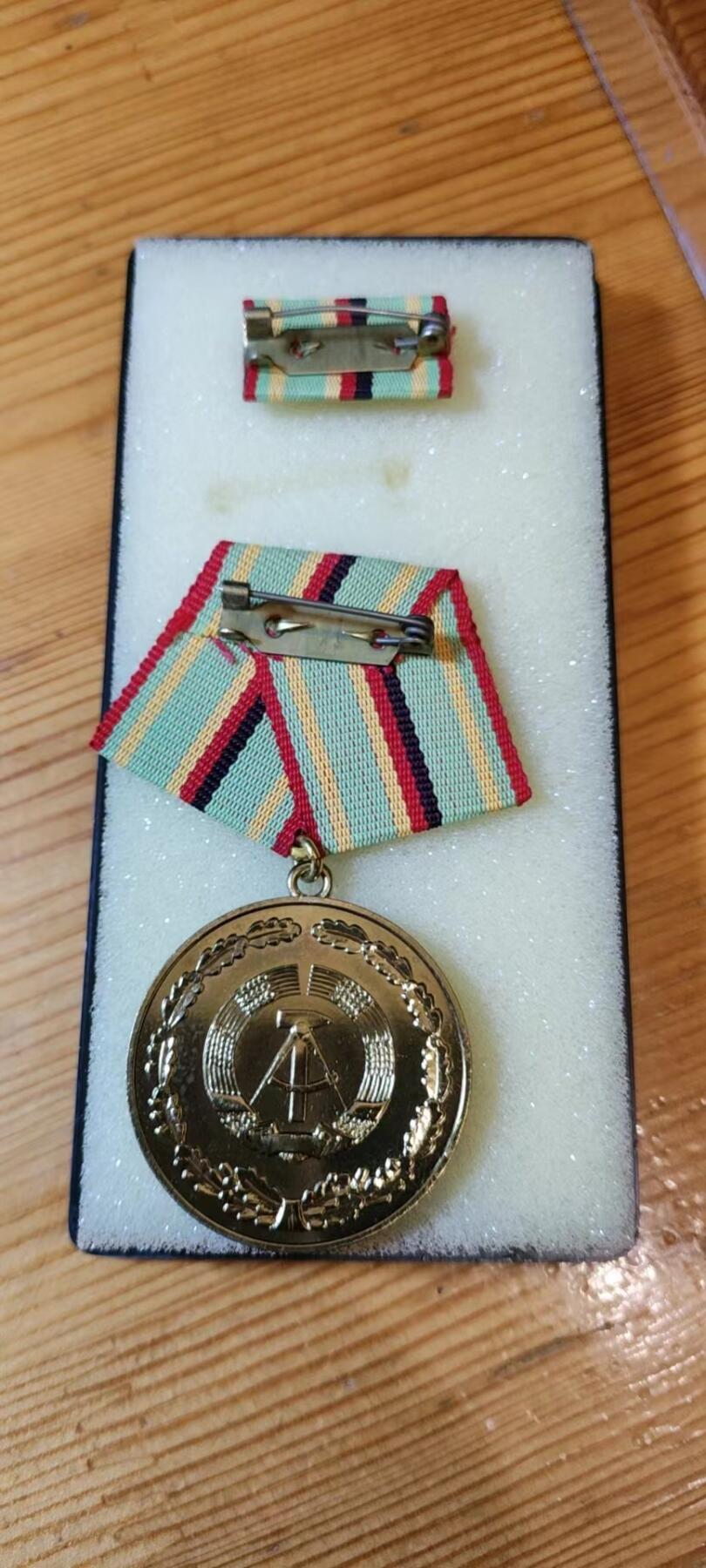 5.11章牌杂件拍卖 东德内政部金级功绩奖章（最高级）带盒略品相极佳 铜制镀金