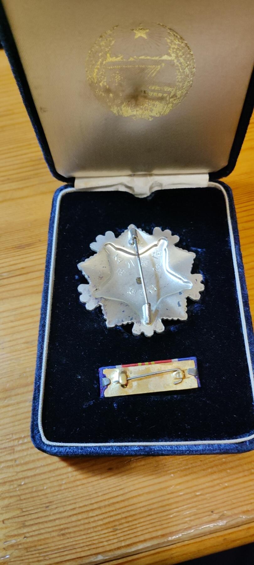 5.11章牌杂件拍卖 朝鲜三级国旗勋章 朝总联版