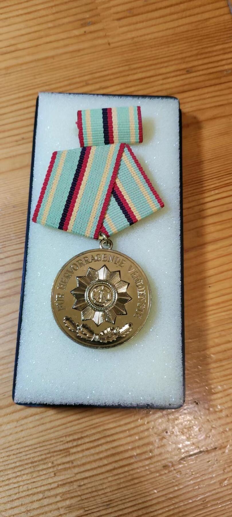 5.11章牌杂件拍卖 东德内政部金级功绩奖章（最高级）带盒略品相极佳 铜制镀金