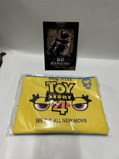 零元拍： 音乐剧巨制《保镖》（有可能是著名金牌音乐剧制作人大卫·伊恩 亲笔签名，这个实在是不太确定，介意勿拍，如果有知道的朋友也请欢迎告之，谢谢）宣传卡，拍到还送迪斯尼皮克斯动画原版玩具总动员4主题旅行袋，自带两个卡通眼罩，全新。 - 零元拍： 音乐剧巨制《保镖》（有可能是著名金牌音乐剧制作人大卫·伊恩 亲笔签名，这个实在是不太确定，介意勿拍，如果有知道的朋友也请欢迎告之，谢谢）宣传卡，拍到还送迪斯尼皮克斯动画原版玩具总动员4主题旅行袋，自带两个卡通眼罩，全新。