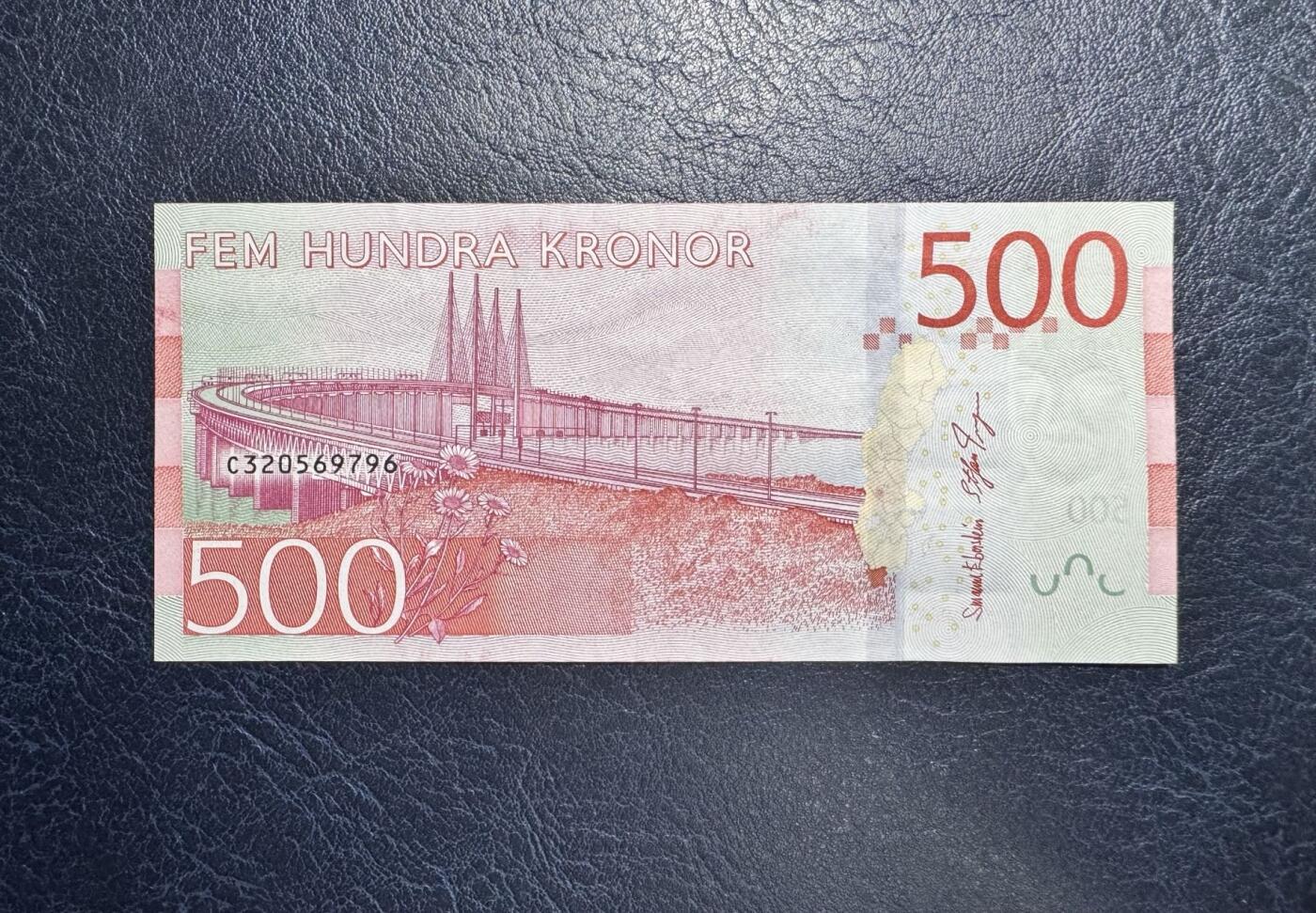 收藏联盟Quantum Auction 第345期拍卖  瑞典2015年500克朗 品相UNC- 有点钞痕和滚轮印 号码全程无4 女高音歌唱家 比尔吉特 · 尼尔森