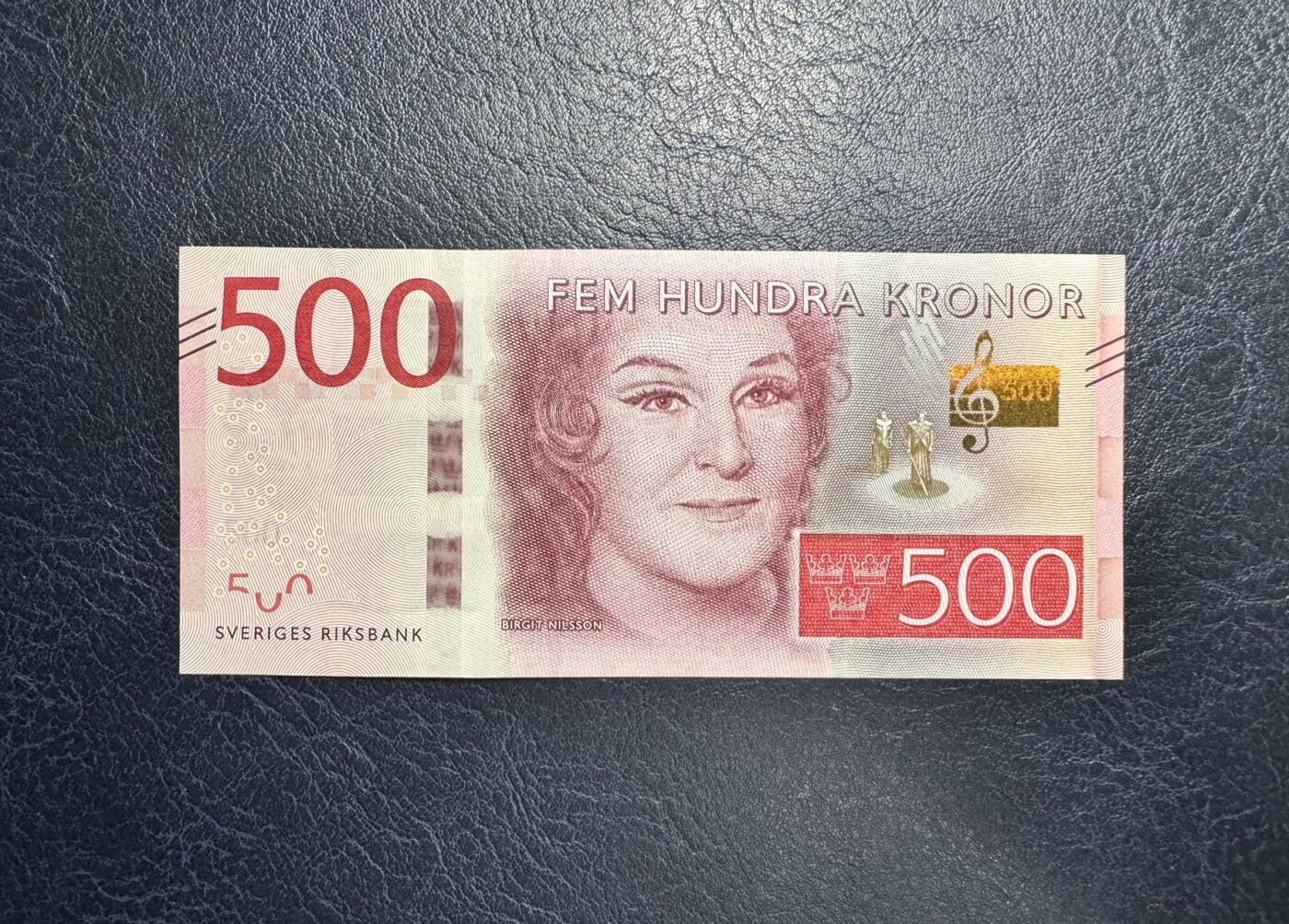 收藏联盟Quantum Auction 第345期拍卖  瑞典2015年500克朗 品相UNC- 有点钞痕和滚轮印 号码全程无4 女高音歌唱家 比尔吉特 · 尼尔森