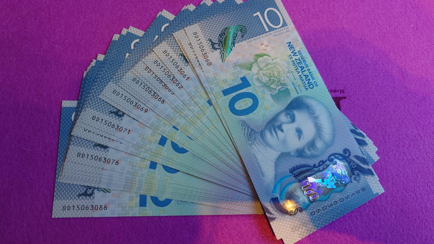 【世界钱币】精选微拍第104期暨2024年第15期  部分硬通新品销售 2015年新西兰10元塑料钞 30张为一件一起拍 全新绝品(尾号3056～3086，跳一张3065)