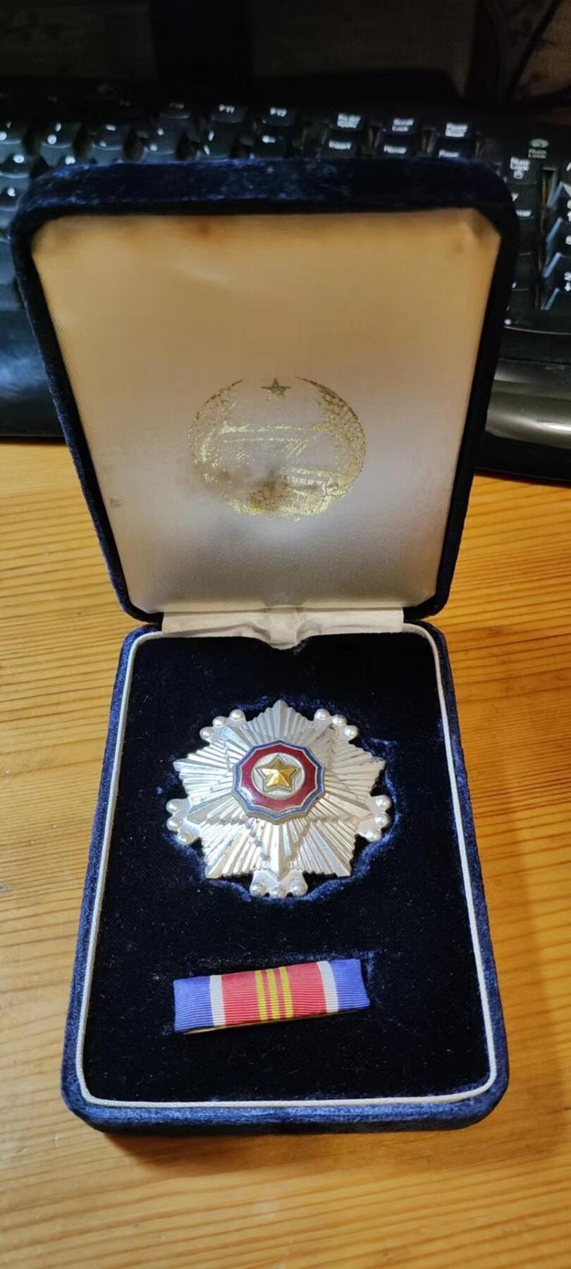 5.11章牌杂件拍卖 朝鲜三级国旗勋章 朝总联版