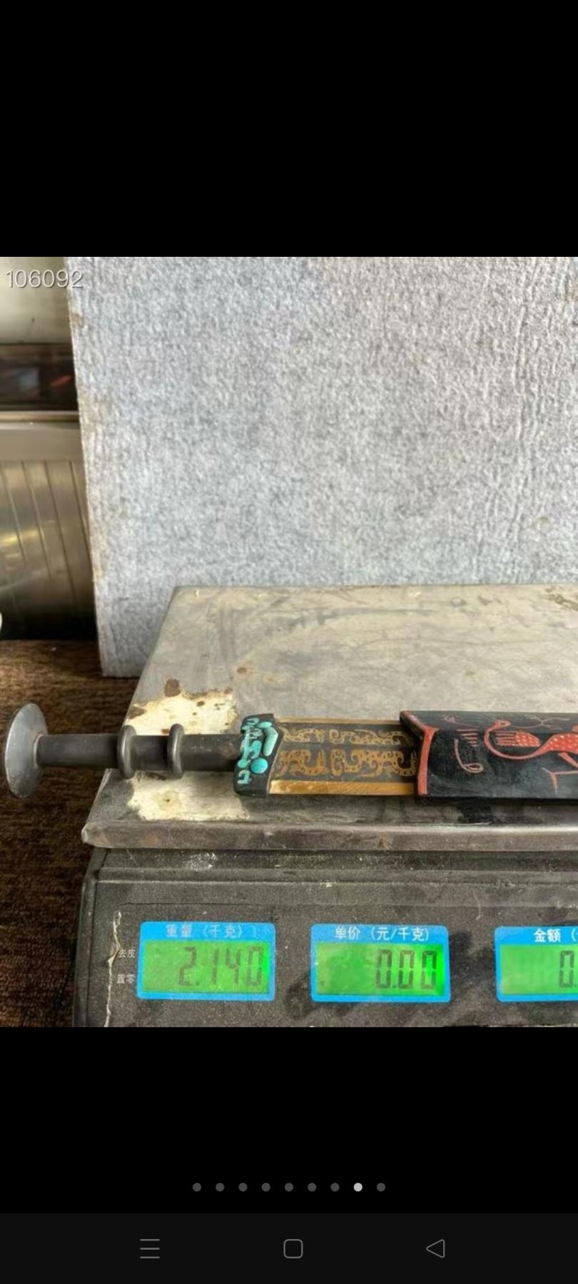 山西老祠堂拆迁淘来青铜剑，剑锋锐利寒光四射，楠木大漆剑鞘， 鎏金彩绘，精美大气，（60公分长）老人油布包裹保存妥善，辈辈相传几多代，十分罕见，保存完好，包老到代，难得一见的珍品，值得拥有珍藏！古代礼剑，与友共赏馈赠亲友尽显品味！