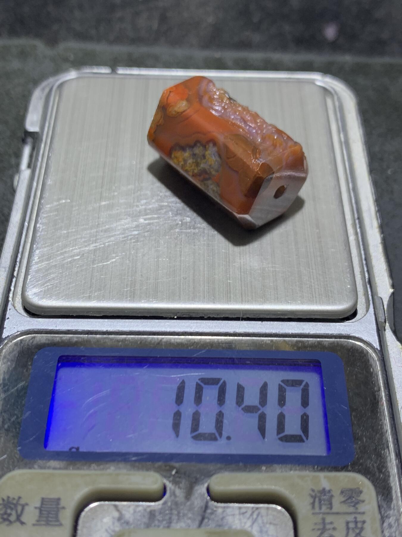 精美亚光冻料草花纹战国红玛瑙手工俏色巧雕一念之间六棱桶珠一个，