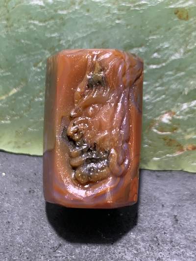 精美亚光冻料草花纹战国红玛瑙手工俏色巧雕一念之间六棱桶珠一个， 精美亚光冻料草花纹战国红玛瑙手工俏色巧雕一念之间六棱桶珠一个，