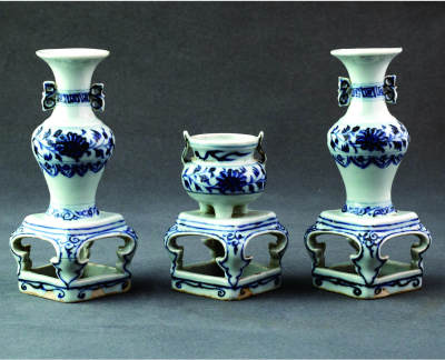 2024贵州聚宝轩春季拍卖会 - 青花牡丹花炉瓶三件套 规格：高15.3cm，上口4.3cm，底5.3cm(一对），高10.2cm,上口4.3cm底5.3cm
