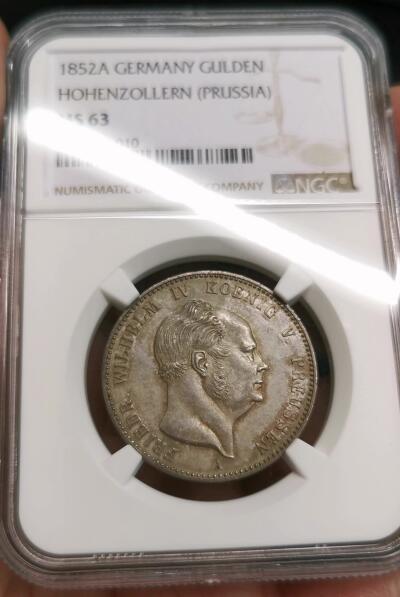凡希社世界钱币微拍第二百六十八期 1852A德国普治霍亨索伦威廉四世洋葱头古尔登NGC-MS63，一年型，传世灰彩！