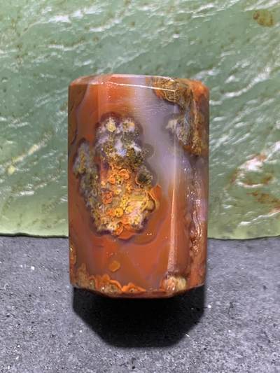 精美亚光冻料草花纹战国红玛瑙手工俏色巧雕一念之间六棱桶珠一个， 精美亚光冻料草花纹战国红玛瑙手工俏色巧雕一念之间六棱桶珠一个，