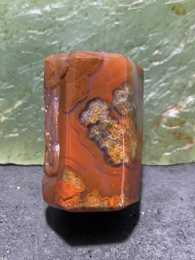 精美亚光冻料草花纹战国红玛瑙手工俏色巧雕一念之间六棱桶珠一个， 精美亚光冻料草花纹战国红玛瑙手工俏色巧雕一念之间六棱桶珠一个，