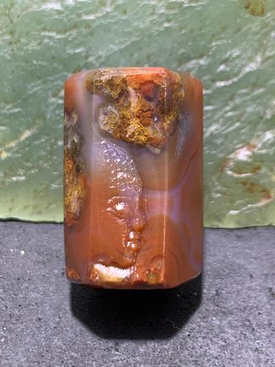 精美亚光冻料草花纹战国红玛瑙手工俏色巧雕一念之间六棱桶珠一个， 精美亚光冻料草花纹战国红玛瑙手工俏色巧雕一念之间六棱桶珠一个，