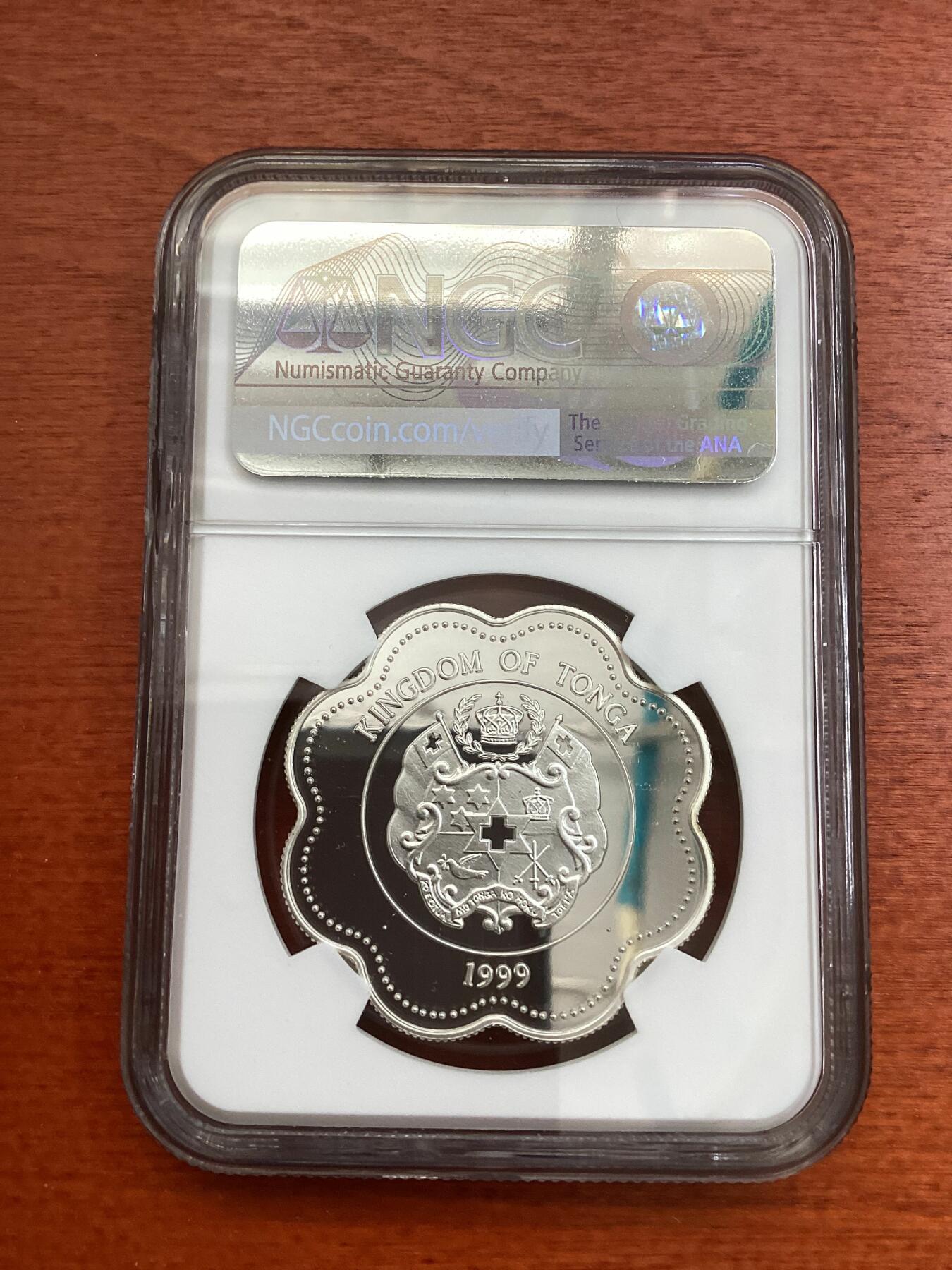 长老汇龙年精选第四场 1999 汤加千禧年1潘加梅花形精制银币，NGC PF69UC，五枚冠军分之一