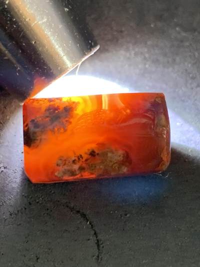 精美亚光冻料草花纹战国红玛瑙手工俏色巧雕一念之间六棱桶珠一个， 精美亚光冻料草花纹战国红玛瑙手工俏色巧雕一念之间六棱桶珠一个，