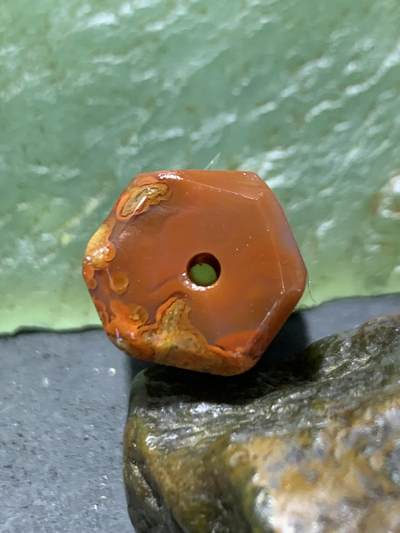 精美亚光冻料草花纹战国红玛瑙手工俏色巧雕一念之间六棱桶珠一个， 精美亚光冻料草花纹战国红玛瑙手工俏色巧雕一念之间六棱桶珠一个，