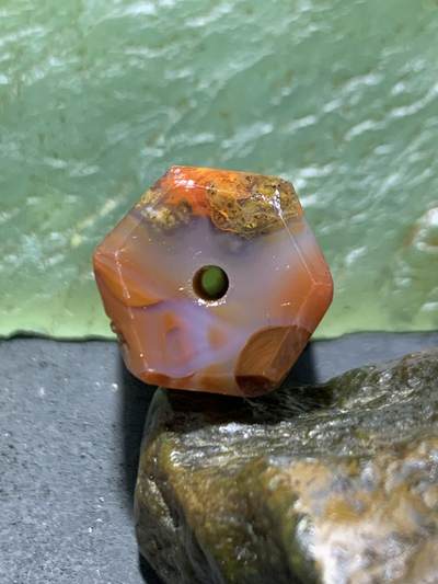 精美亚光冻料草花纹战国红玛瑙手工俏色巧雕一念之间六棱桶珠一个， 精美亚光冻料草花纹战国红玛瑙手工俏色巧雕一念之间六棱桶珠一个，