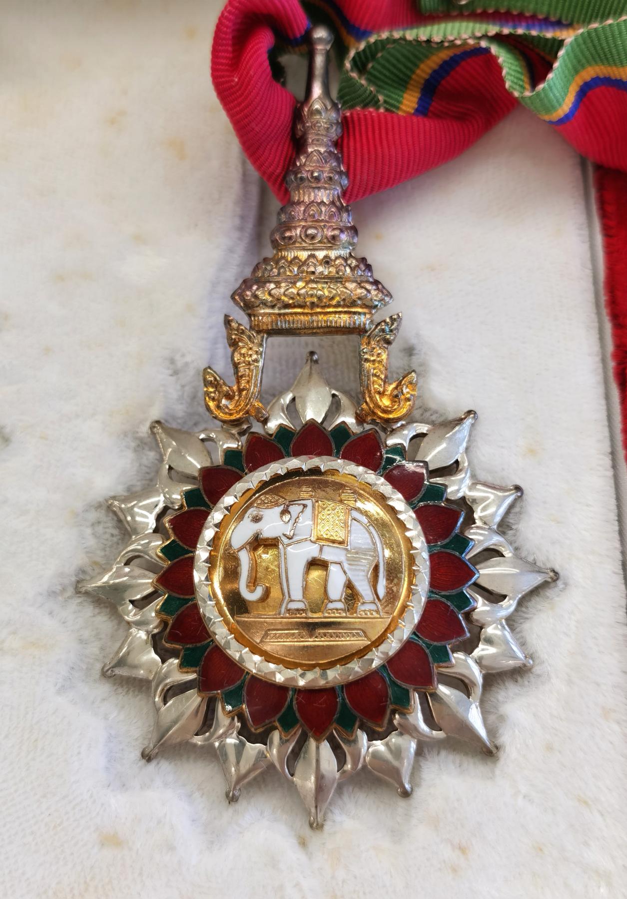 【麦稀奇世界钱币展】博洋堂“流萤染夏”六月精品专场暨第081期（全场包邮） 泰国白象勋章（大军官级），镀金纯银珐琅，126克、原盒装，原盒大绶带。带说明书的第一次见。少见高价品种、市价2-3千元