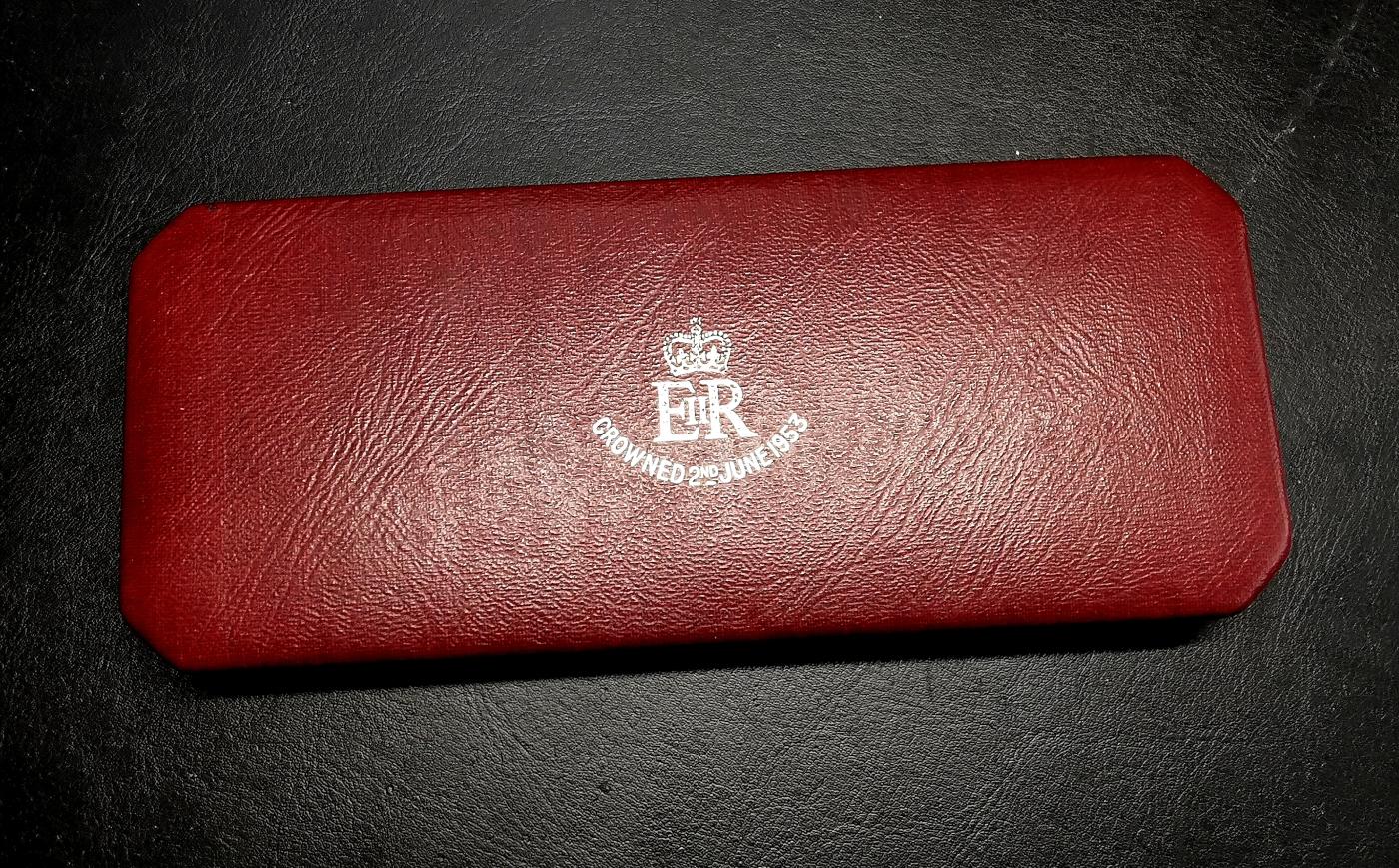 凡希社世界钱币微拍第二百六十八期 1953英国伊丽莎白加冕精铸PS附原盒，强烈的喷砂与镜面感，除个别铜币有氧化外，整套品相相当优秀！