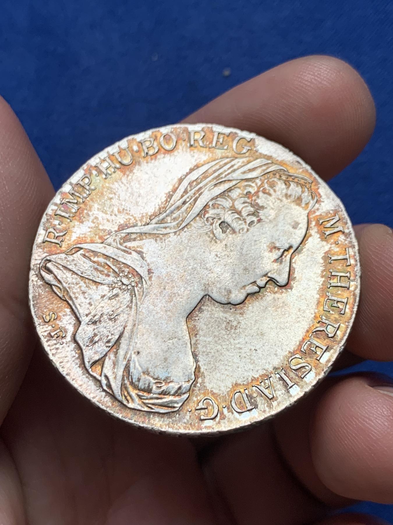 《竞宝斋》第267场- 周日，周一  2场连拍 （全场包邮） 英国后铸大奶妈大银币 铸期为二战前后 五彩包浆有转光