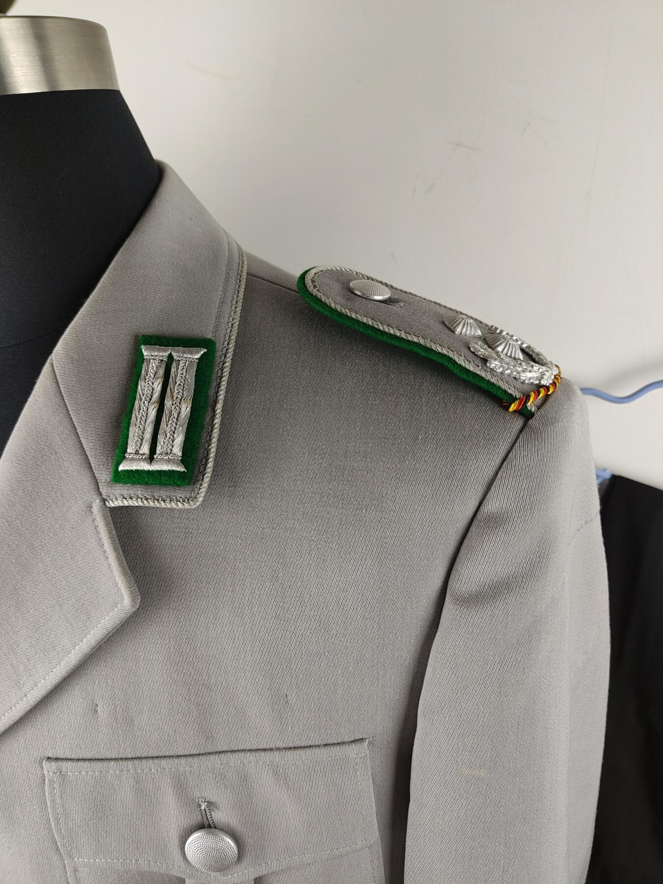 全场0元起拍 第156期 咸鱼国勋章拍卖专场 5月15日（周三）下午6：00开始 西德陆军步兵中校常服一套 胸围112 肩宽46衣长82 袖长 66腰围88 裤长96