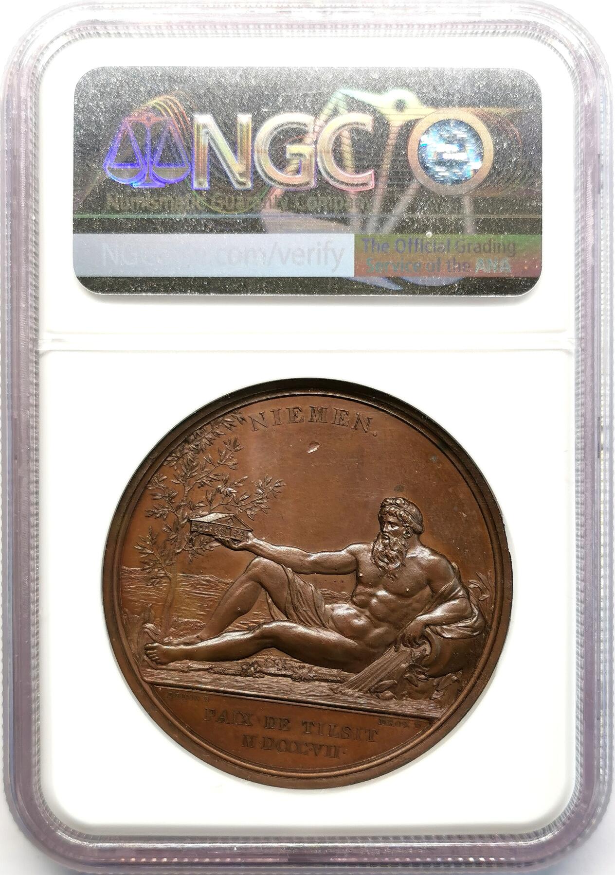 凡希社世界钱币微拍第二百六十八期 1807法国提尔斯特条约纪念铜章NGC-MS63，1807年6月拿破仑与沙皇亚历山大会晤于涅曼河的一条船上，宣布两国永久和平。7月7日和9日，法国分别和俄国普鲁士签订合约，第四次反法联盟瓦解。章面人物为拿破仑、亚历山大和威廉二世，章背则是涅曼河河神手持象征和平与重建的宫殿，分别由Droz与Denon两位币章艺术大师设计雕模。铜色厚重优美，广受欢迎的历史题材佳作。