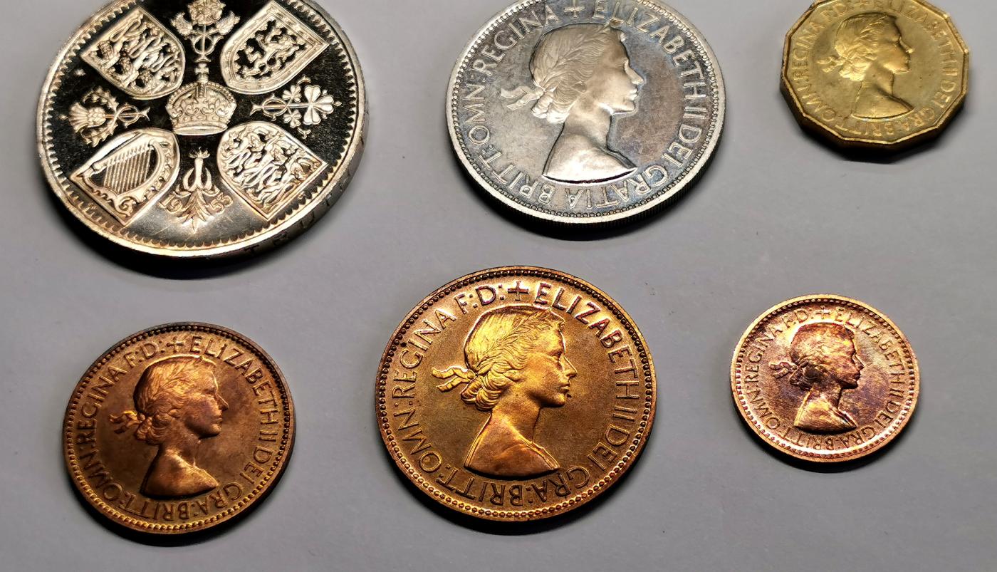 凡希社世界钱币微拍第二百六十八期 1953英国伊丽莎白加冕精铸PS附原盒，强烈的喷砂与镜面感，除个别铜币有氧化外，整套品相相当优秀！