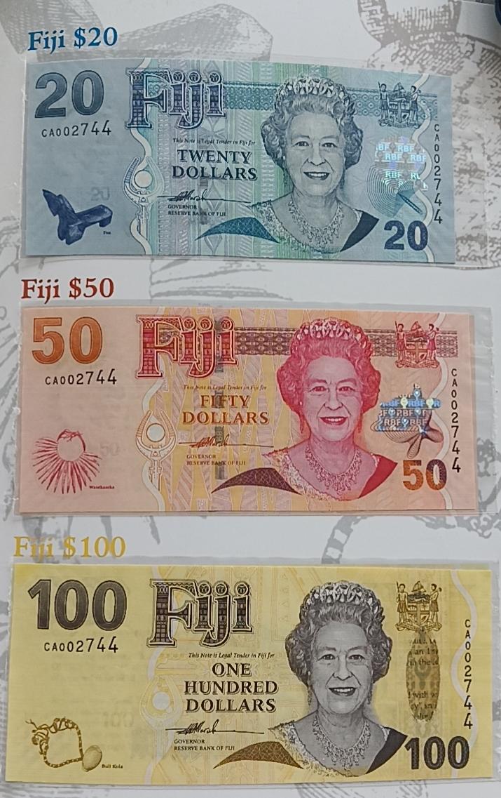 精品钱币第28场 全新UNC斐济同号册女王版CA002744