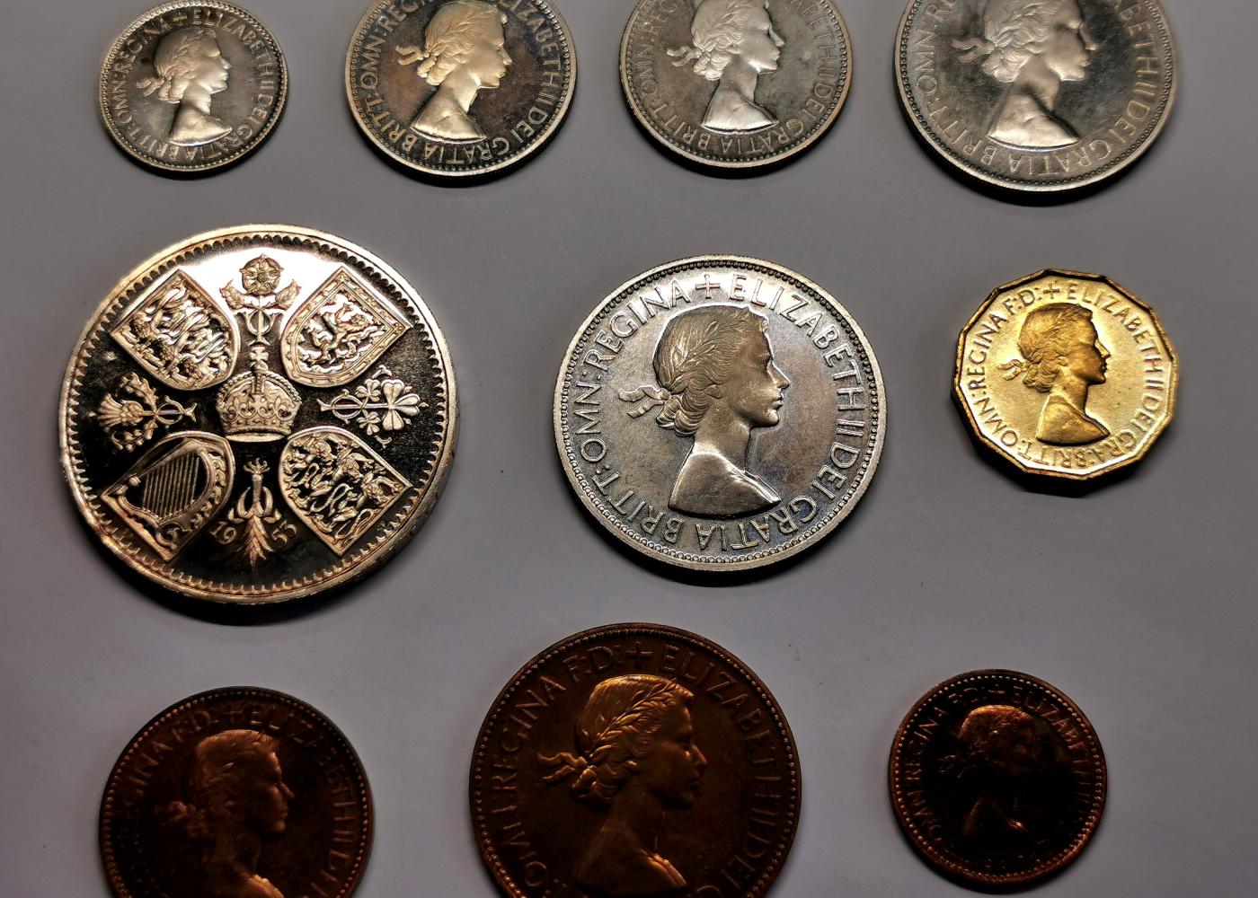 凡希社世界钱币微拍第二百六十八期 1953英国伊丽莎白加冕精铸PS附原盒，强烈的喷砂与镜面感，除个别铜币有氧化外，整套品相相当优秀！