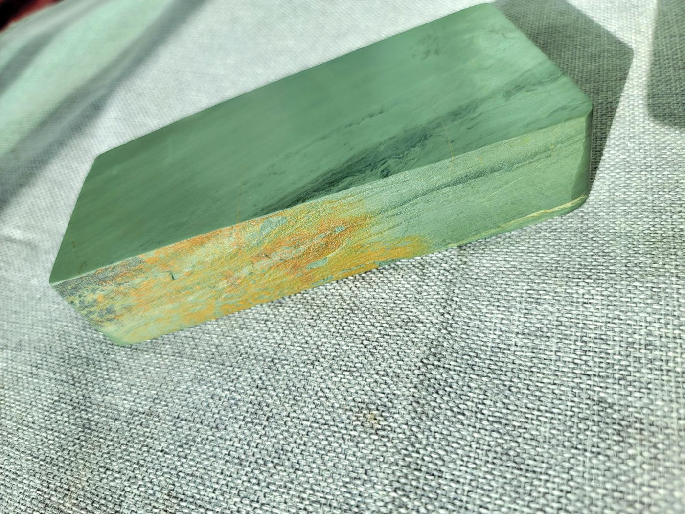 老坑洮砚砚板，带石皮，石质细腻油润，发磨一流。