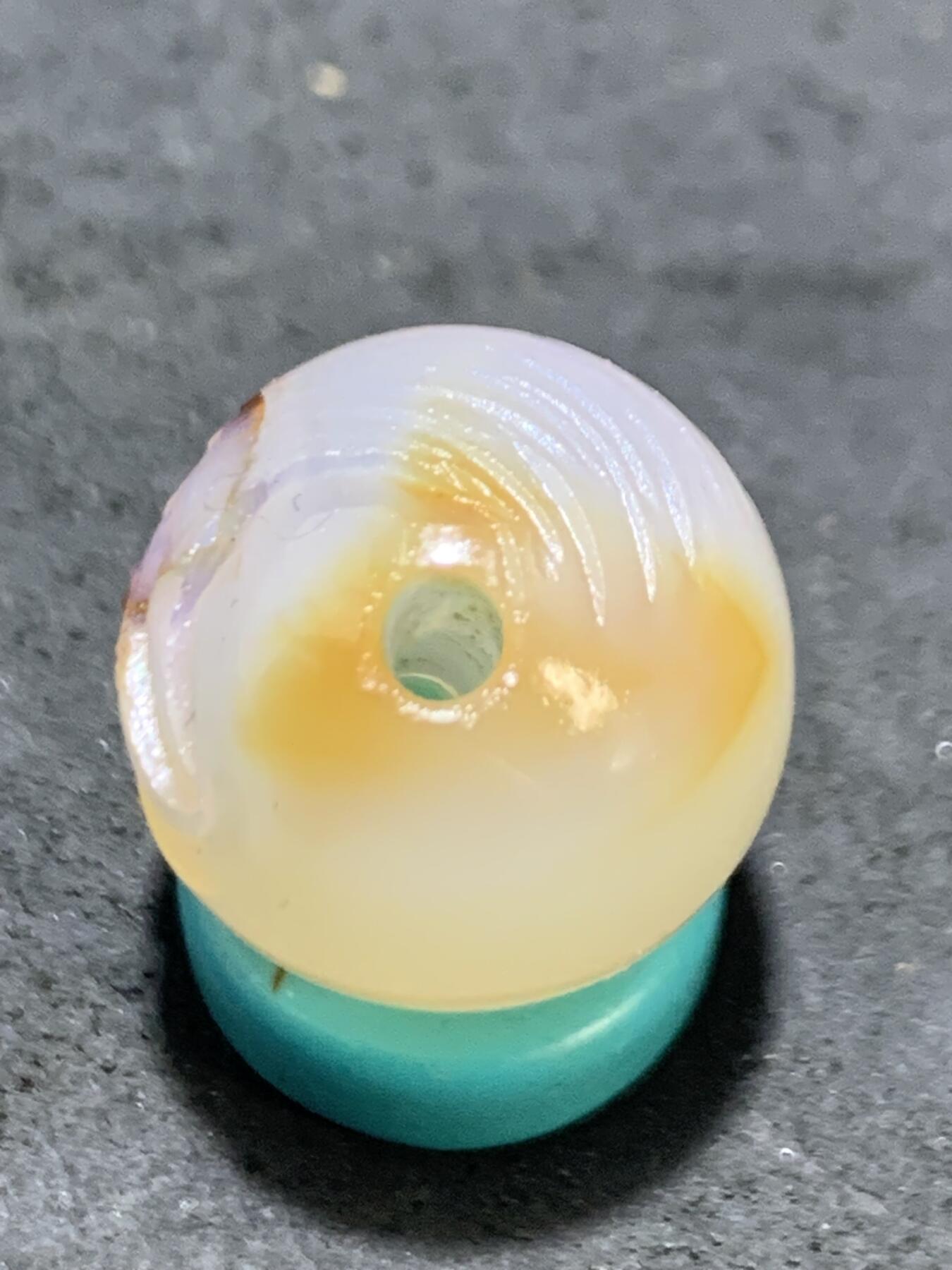 精美高玉化亚光海洋玉髓手工俏色巧雕雄鹰圆珠一个！