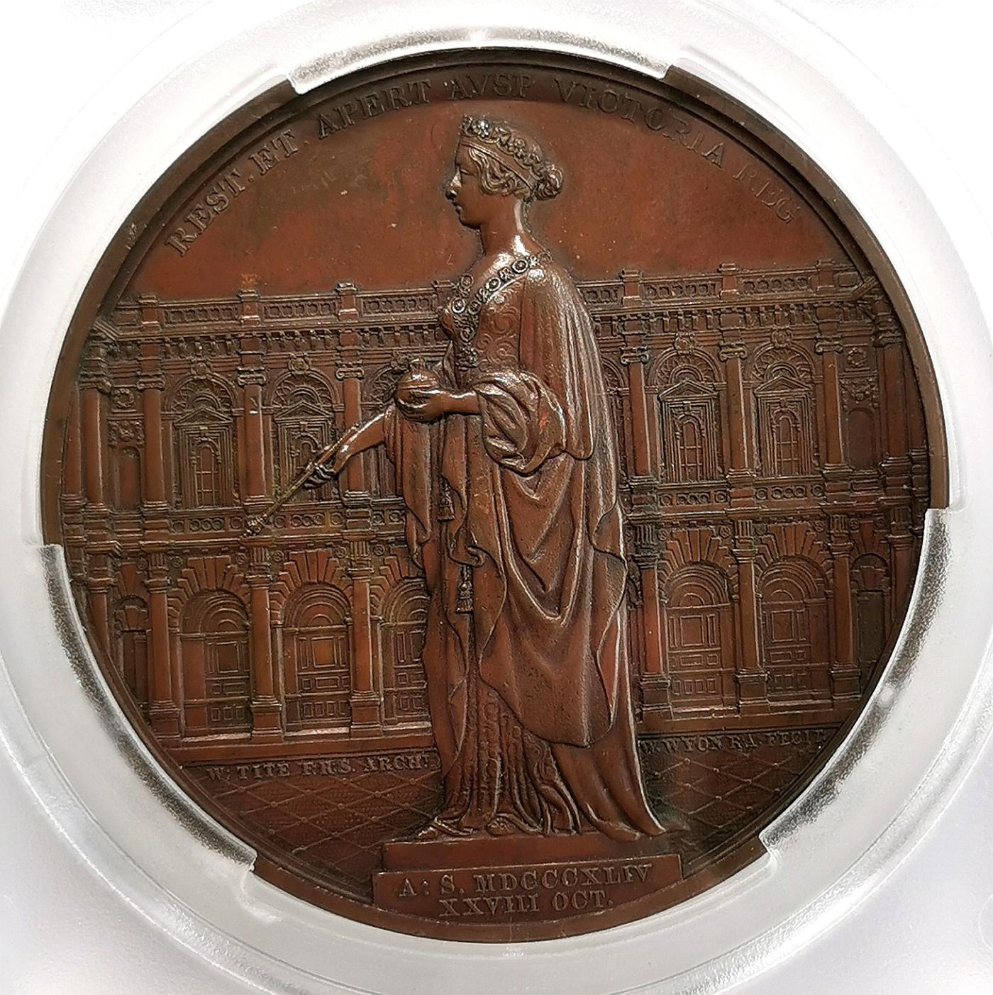 凡希社世界钱币微拍第二百六十八期 1844英国皇家伦敦交易所大型纪念铜章PCGS-SP63，章面为“劣币驱逐良币”理论的创立者—托马斯格雷欣，章背以交易所建筑为背景的维多利亚雕像。威廉怀恩雕模设计，铜色古朴，稀见品种！