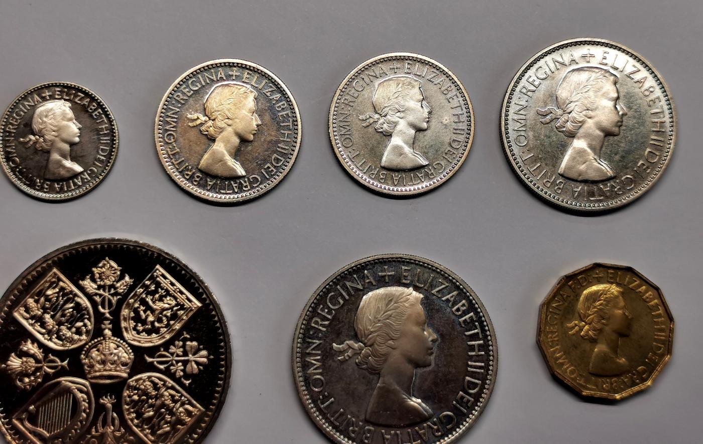凡希社世界钱币微拍第二百六十八期 1953英国伊丽莎白加冕精铸PS附原盒，强烈的喷砂与镜面感，除个别铜币有氧化外，整套品相相当优秀！