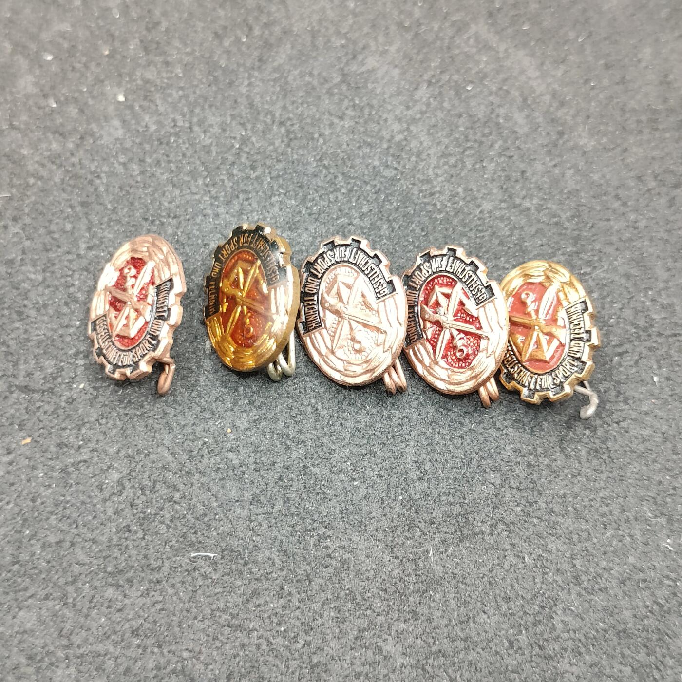 全场0元起拍 第156期 咸鱼国勋章拍卖专场 5月15日（周三）下午6：00开始 东德gst徽章一组五个