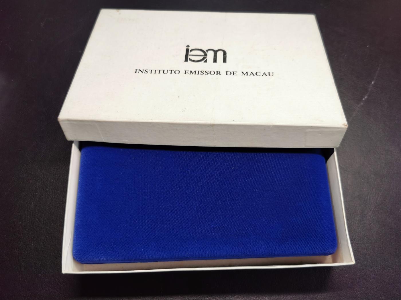 凡希社世界钱币微拍第二百六十八期 1982澳门精铸全银PS，原厂封装盒证，收藏级品相，这套全银越来越贵了！