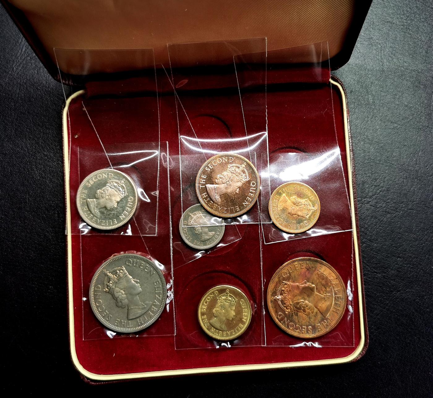 凡希社世界钱币微拍第二百六十八期 1955英属加勒比领地精铸PS，原铸红色外盒，铜币有氧化。