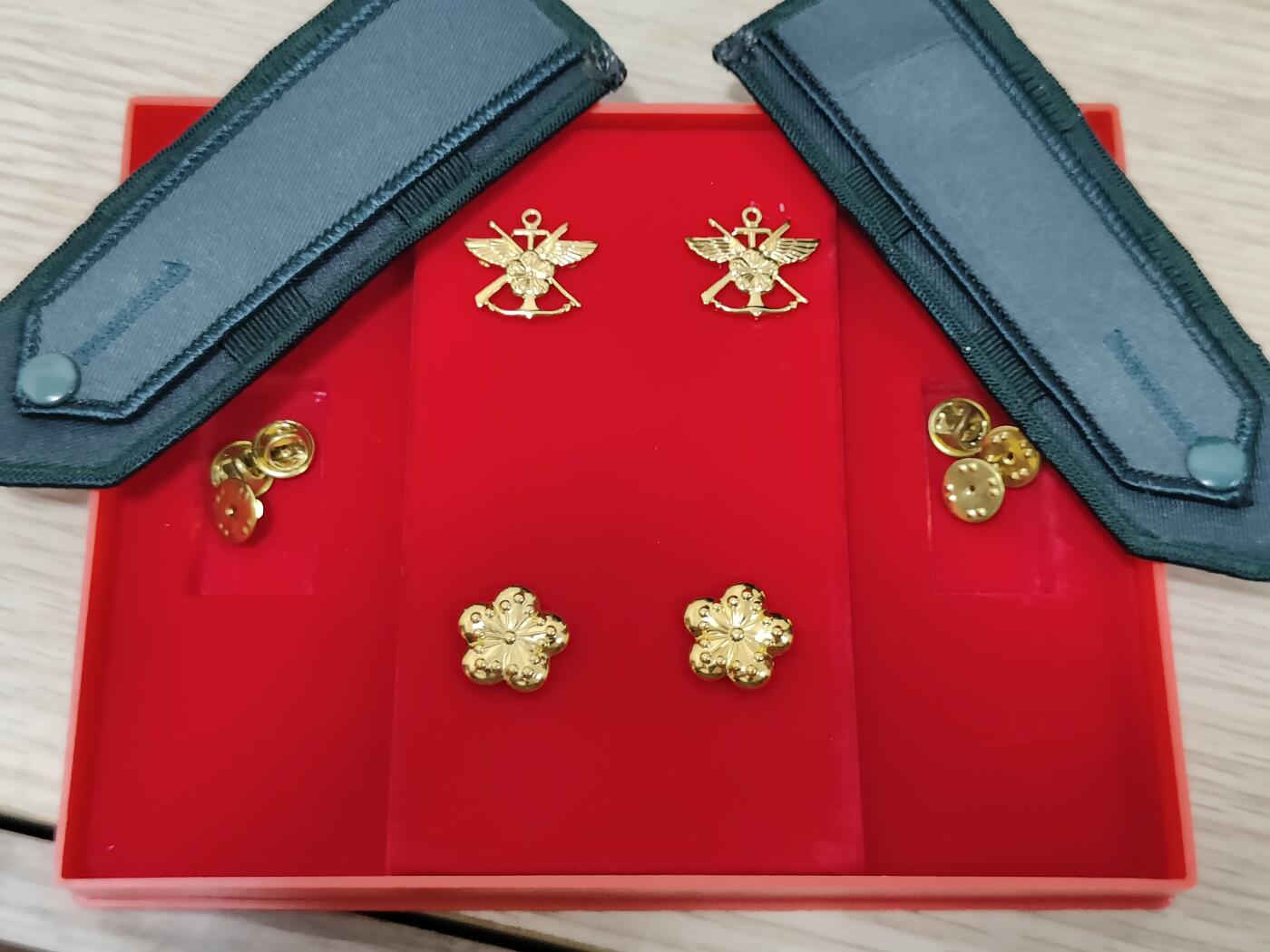 全场0元起拍 第156期 咸鱼国勋章拍卖专场 5月15日（周三）下午6：00开始 陆军 早期官星制 祝荣升政战少校肩章领花礼盒一套