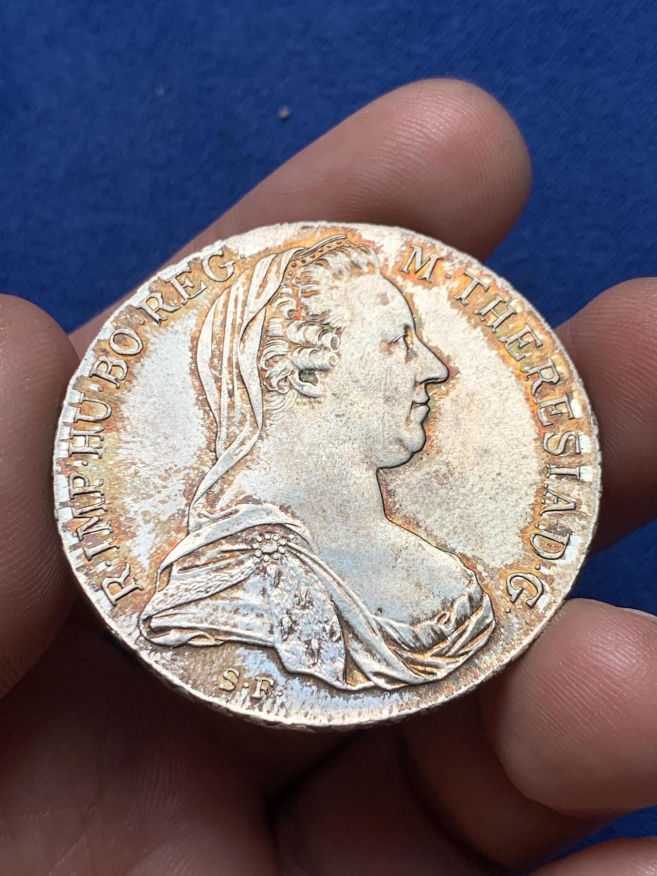 《竞宝斋》第267场- 周日，周一  2场连拍 （全场包邮） 英国后铸大奶妈大银币 铸期为二战前后 五彩包浆有转光