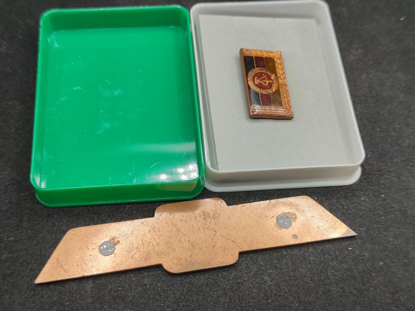 全场0元起拍 第156期 咸鱼国勋章拍卖专场 5月15日（周三）下午6：00开始 东德徽章技能章一组 技能章无扣