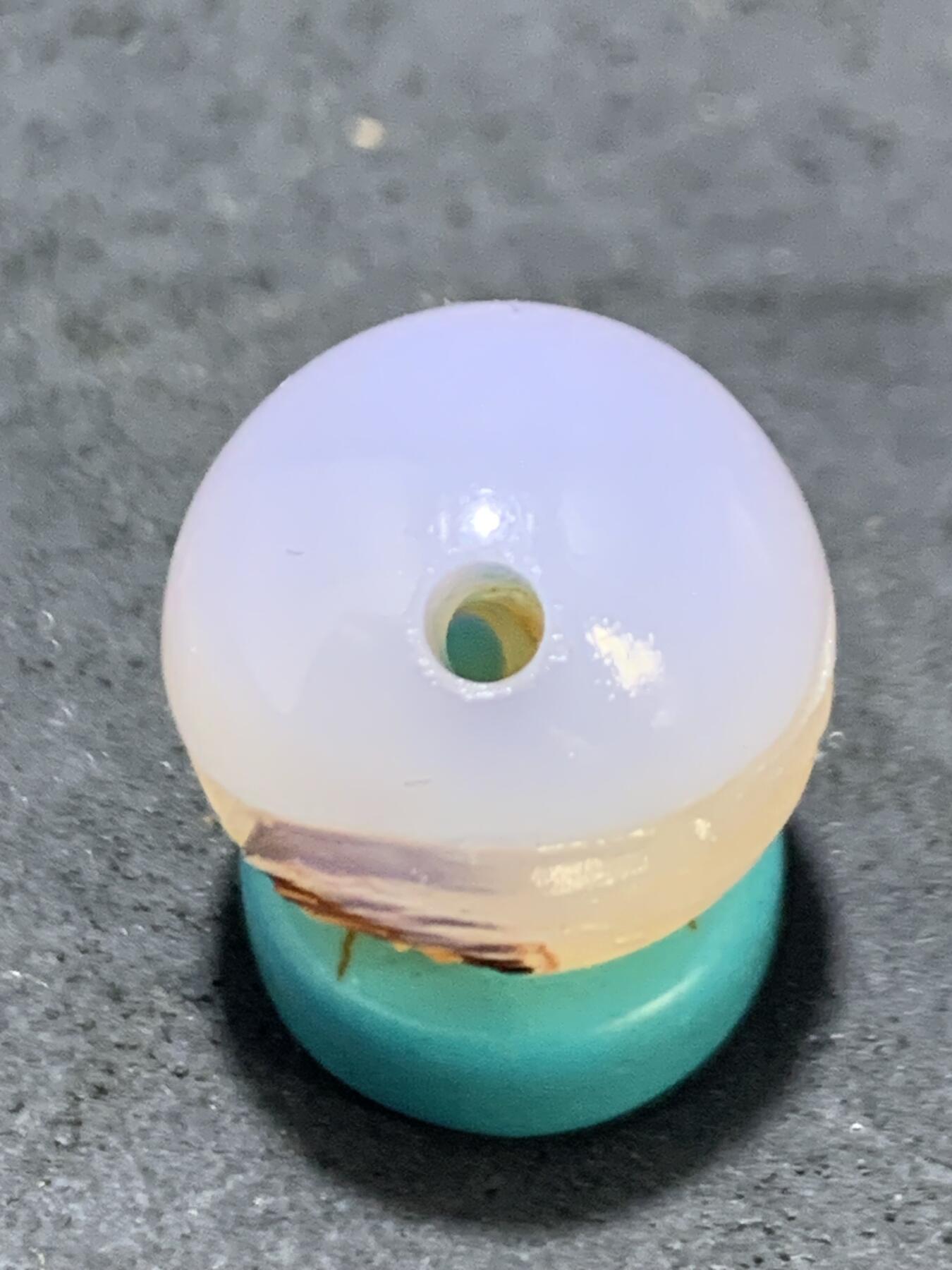 精美高玉化亚光海洋玉髓手工俏色巧雕雄鹰圆珠一个！