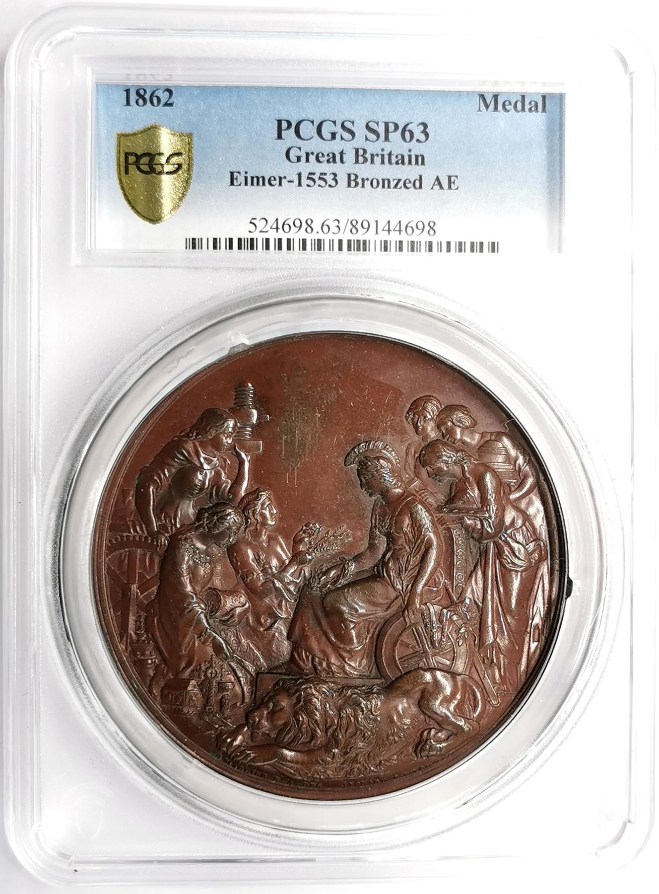 凡希社世界钱币微拍第二百六十八期 1862英国伦敦世界博览会高浮雕大型铜质奖章PCGS-SP63，L.C.WYON作品，工业农业科学与艺术女神围绕着不列颠尼亚，前景卧狮。